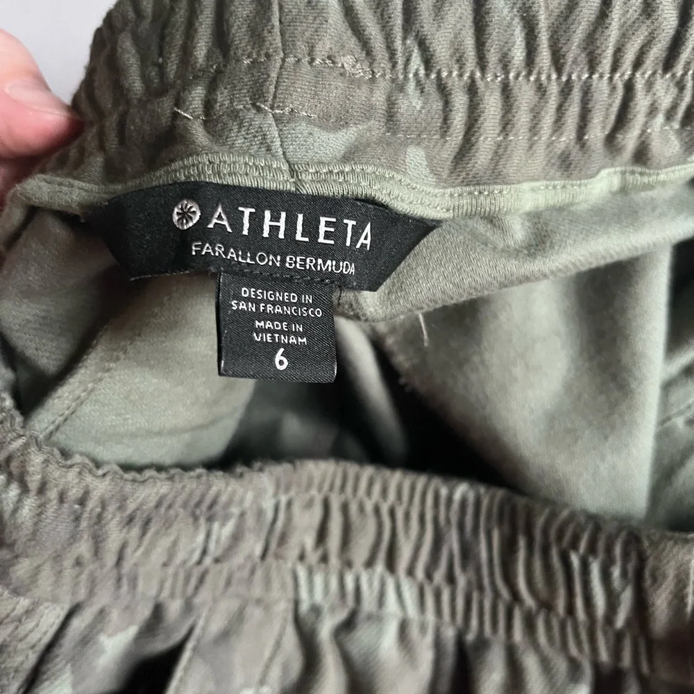 Athleta Farallon Bermuda Shorts Size 6 Stratum Camo Green Casual Travel - Picture 5 of 7